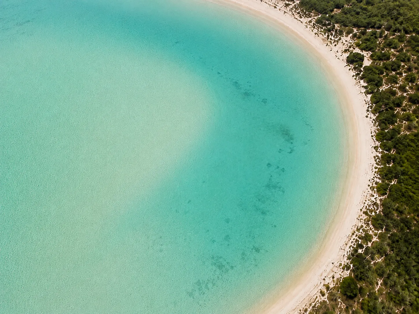 Lagon naturel turquoise vu du ciel